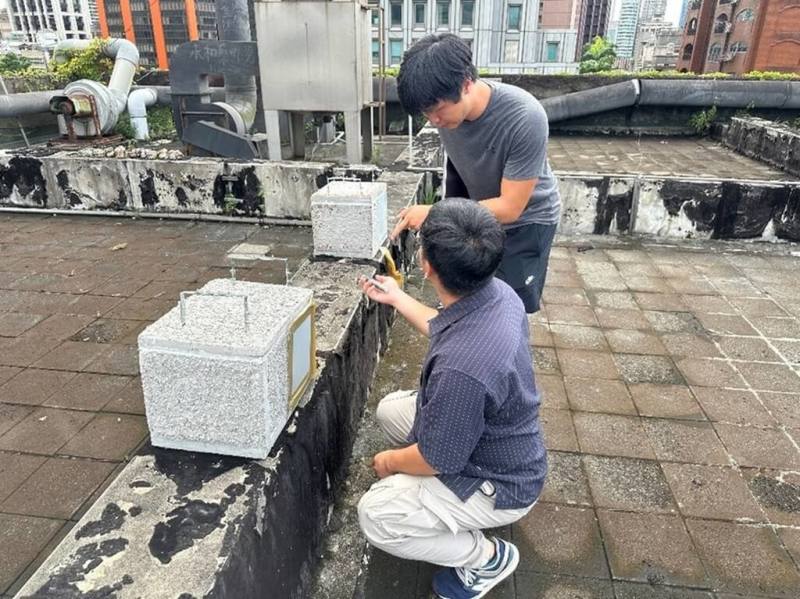 台北科技大學資源工程研究所團隊提出以浮石作為節能建材的構想，協同土木系團隊用浮石、碎石、燒結陶粒作為搭節能屋的粗骨材，盼能進一步監測比較其環境效益。（北科大提供）