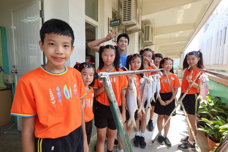 屏東縣林邊國小融入地方養殖產業，孩子們體驗午仔魚一夜干料理，從選魚、製作、風乾到料理，讓孩子更加認識地方特色