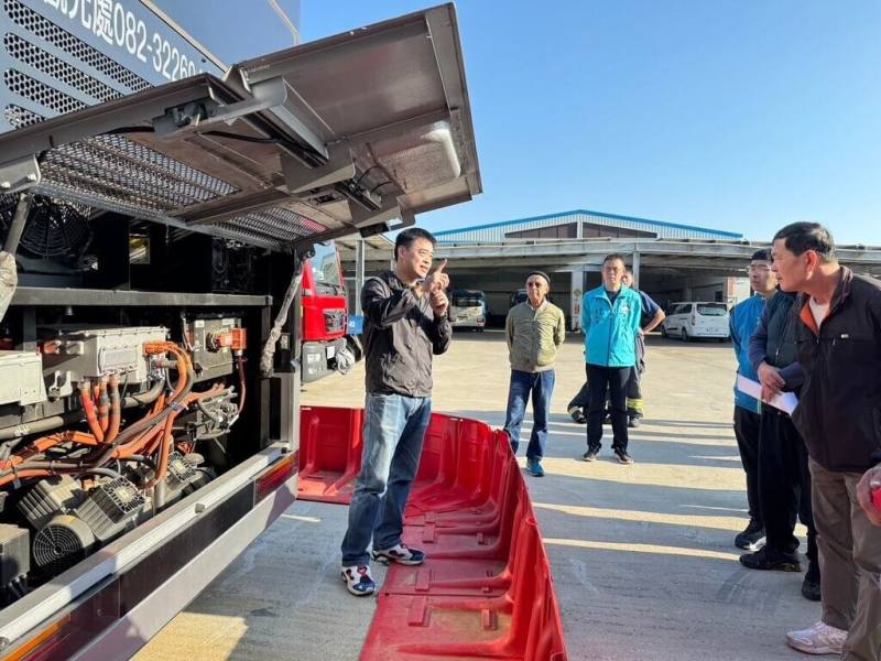 金門縣車船處日前邀請電動公車廠商技術工程師擔任講師，消防局金湖消防分隊、公車駕駛等人參與演練，透過講述電動公車緊急應變事項、分享車輛重要關鍵零組件位置等加強參訓者對電動公車認識，也確保消防單位執行火災撲滅與救災的有效性與安全性。圖為講師替參訓人員講課情形。（金門縣公共車船管理處提供）