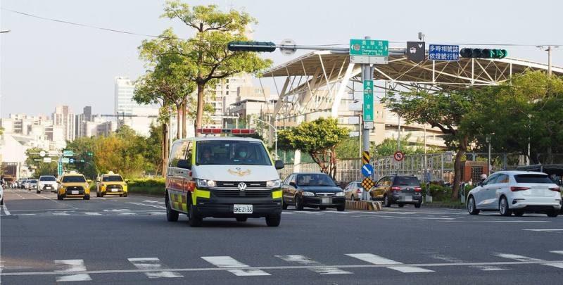 爭取緊急傷病患黃金搶救時間，台南市建置號稱全國最大優先號誌系統，讓救護車平均通過每一路口時間減少4秒。（台南市政府提供）