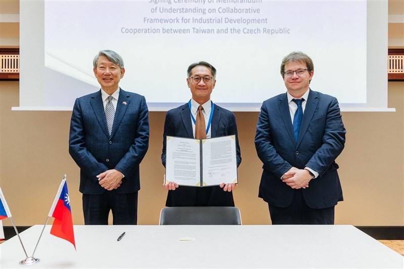 From left: Taiwan's Economic Affairs Minister Kuo Jyh-huei, Taiwan's representative to the Czech Republic Ke Liang-ruey and the Czech Economic and Cultural Office in Taipei Representative David Steinke. Photo courtesy of Ministry of Economic Affairs