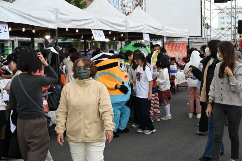 台東縣好鄰舍全人發展關懷協會與台東牧者同工聯禱會21日在台東市南京路舉辦音樂園遊會，吸引民眾前來感受溫馨耶誕節慶氣氛。（台東縣政府提供）