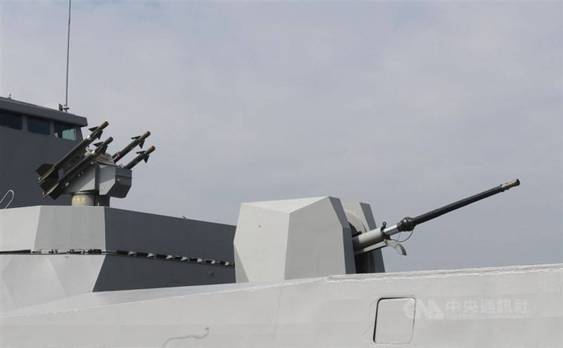 An MK 75-76 mm gun mount (right). CNA file photo