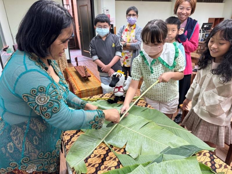 臺南市國際教育中心辦理「小黑琵遊世界」崇明國小學生家庭體驗印尼文化