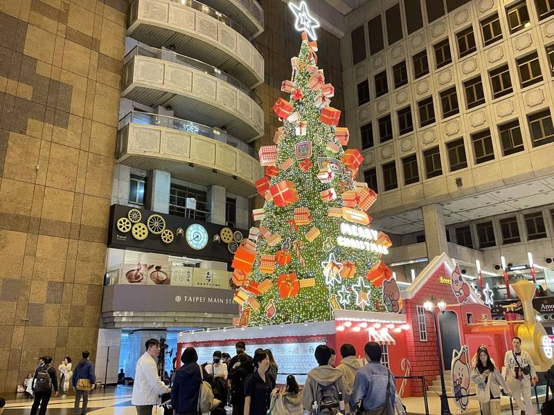 耶誕節期間各項活動頻繁，伴隨低溫、空污及耶誕裝飾引發的過敏原暴露，增加氣喘發病風險，醫師建議，患者戶外活動應注意保暖，減少冷空氣對氣管的刺激，並戴口罩降低誘發因子，減少急性發作。圖為台北車站內耶誕燈飾