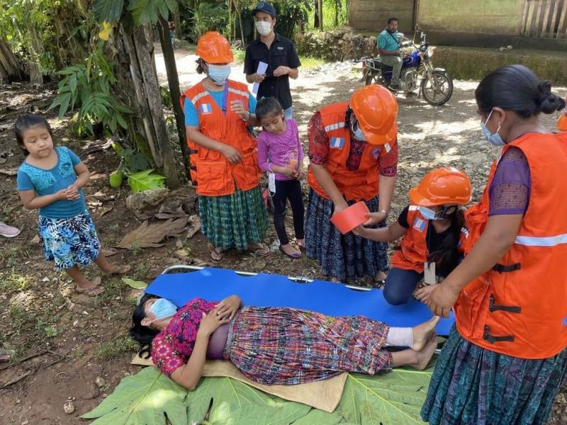 國合會去年12月開啟「瓜地馬拉災害預警系統計畫」，駐瓜國技術團訓練當地志工成為防災專員，並組成應變小組。（國合會提供）