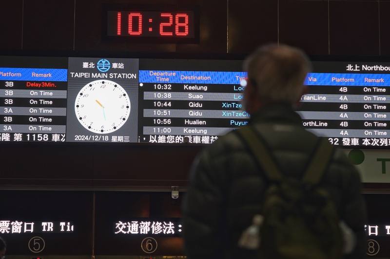 鐵道慢活正夯，台鐵公司積極發展鐵道旅遊，除了觀光列車外，將在民國114年第1季首次推出台鐵假期，將環島路網與住宿包裝成多元化產品。圖為台鐵台北車站大廳列車時刻表