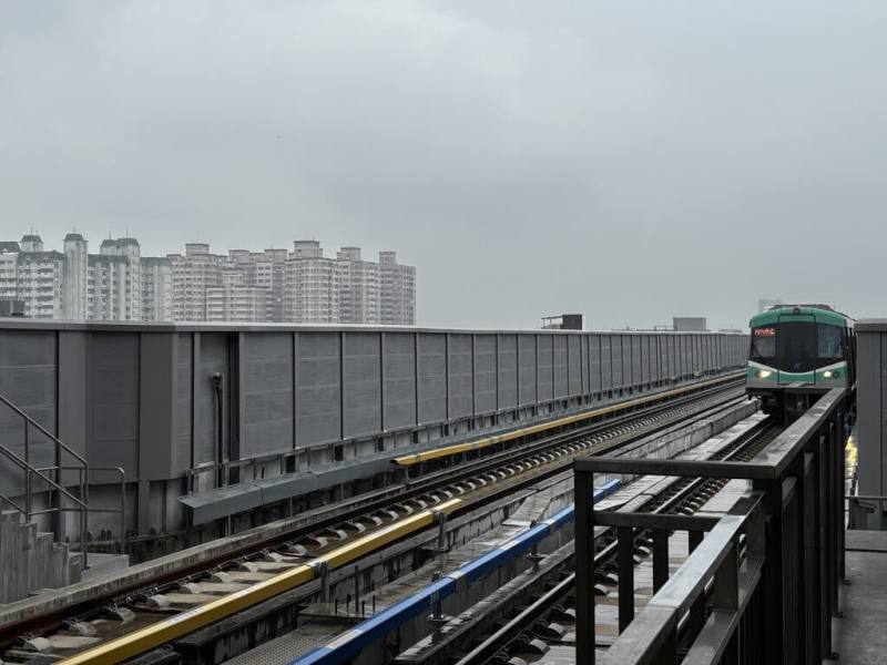 高雄捷運岡山站6月30日通車，市府捷運局於高架段全線增設隔音牆，以降低捷運行駛產生的行車噪音。（高雄市捷運局提供）