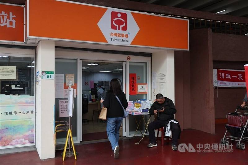 A woman walks into an employment service in Taipei. CNA photo