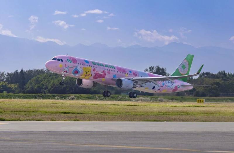 長榮航空股份有限公司最新彩繪Hello Kitty「粉萌機」，2025年1月22日到2月28日將限定飛航高雄－香港午班機BR849/BR850航班。（長榮航空提供）