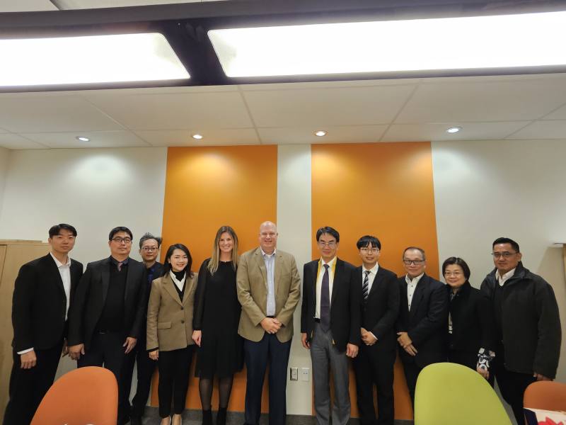 Deputy Minister Yi-Jing Lin met with the Canadian Digital Services (CDS) to discuss digital credentials.