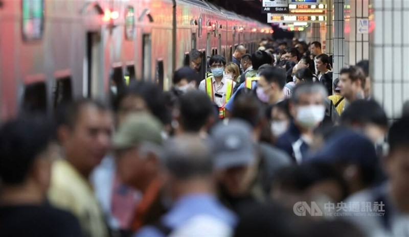 A railway platform at Taipei Station crowded with travelers. CNA file photo