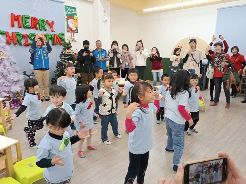 廖次長也感謝臺中市政府團隊與幼兒園的付出，讓孩子們愉快地學習成長