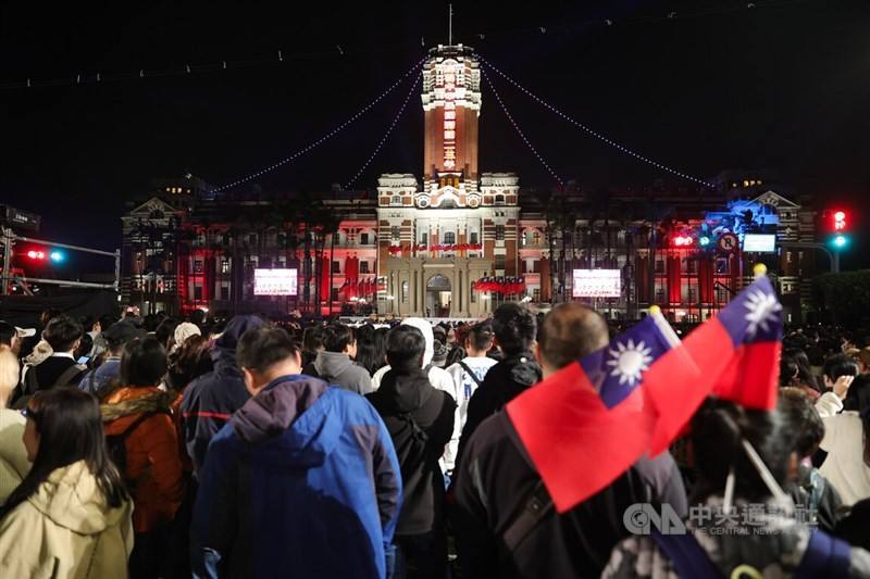 A crowd gathers in front of the Presidential Office for the New Year's Day flag-rising ceremony on Jan. 1, 2024. CNA file photo