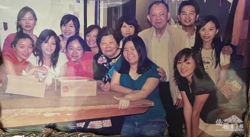 Lucy, along with her husband John Ho, earned the trust of Taiwanese and Japanese students studying abroad through their shared linguistic and cultural connections. They hosted communal meals, bringing the comforting flavors of home to warm the students.