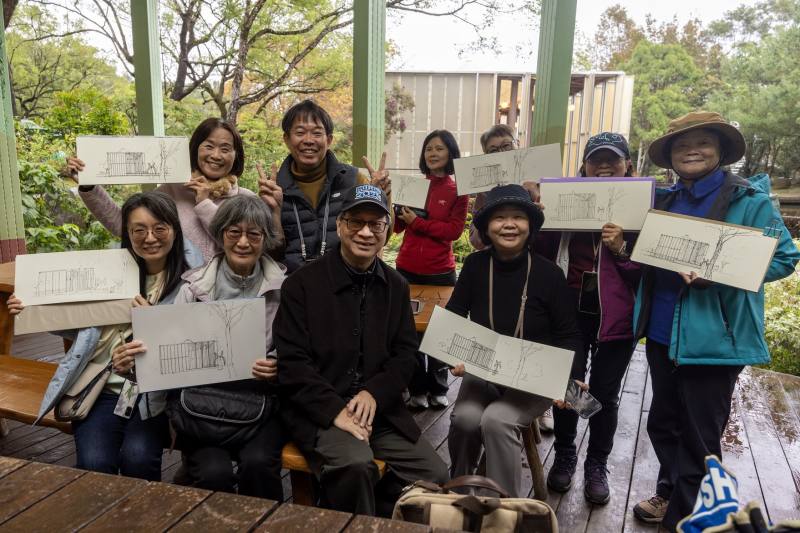 來自全國各地同好以「繪旅行」為主題的團隊，兩天一夜的南投小旅行以桃米社區為首站，學員們以寫生速寫呈現自己眼中的紙教堂，留下專屬的旅行記憶。