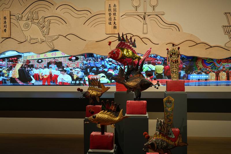 屏東王船文化館將開館，2樓常設展「千歲巡狩」展示國家級民俗無形文化資產，包含南鯤鯓海漂王船、馬鳴山五年千歲大科、西港刈香、台南十三艙、南關線三大廟、東港迎王平安祭典的文物資料。