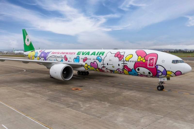 長榮航空2024年與三麗鷗公司合作推出3架全新的Hello Kitty彩繪機，壓軸的「糖果機」26日深夜首航，帶旅客飛巴黎。（長榮航空提供）