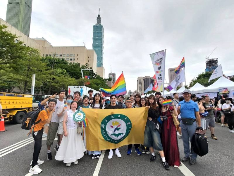 東華大學校外移地教學，帶領課堂學員參加臺灣同志大遊行活動，親身體驗課堂案例