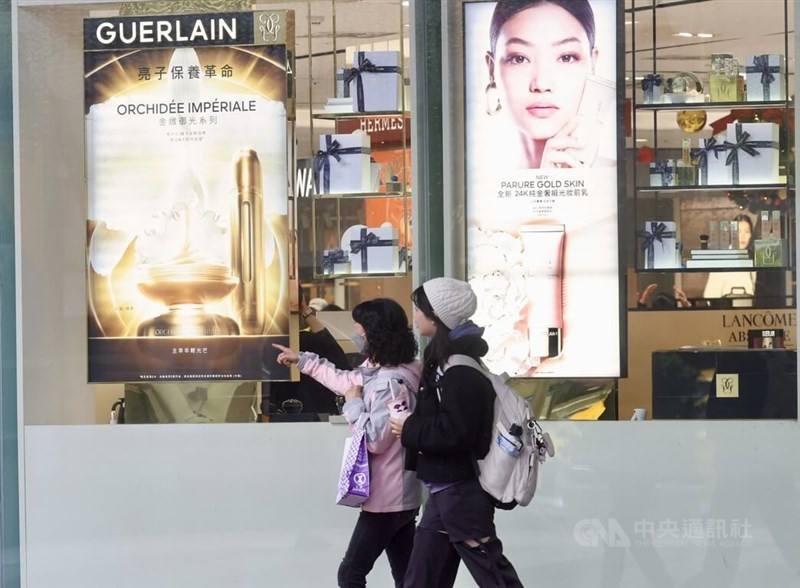 People shop on Taipei streets Friday. CNA photo Dec. 27, 2024