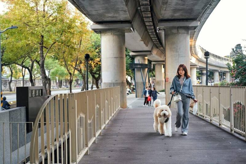 台北市政府推動「捷運綠廊串連人行動線（士林-劍潭站）更新工程」，將捷運士林站至劍潭站間橋下空間重新營造為串聯都市與自然的友善環境，盼這條捷運綠廊成士林地標休閒空間。（台北市工務局公園路燈工程管理處提供）