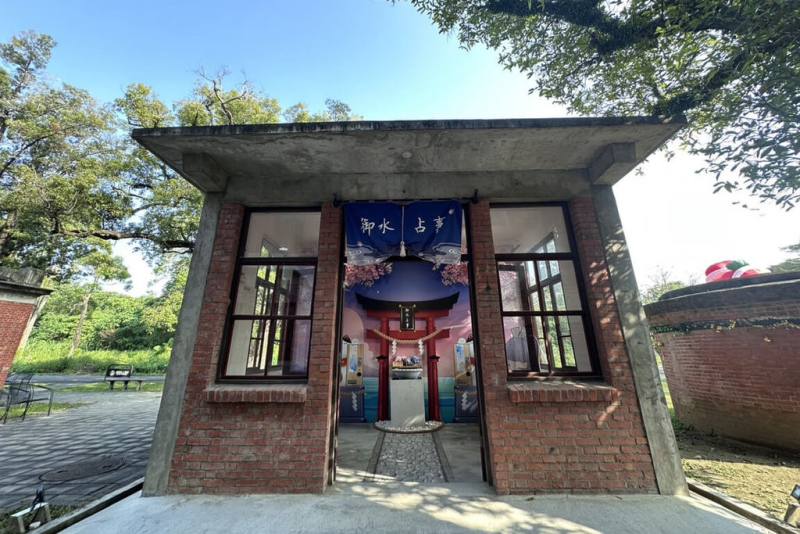 台南山上花園水道博物館園區內設有日式風情水占卜特區，供遊客體驗特殊求籤習俗，常有民眾前往祈福求姻緣。（台南市文化局提供）