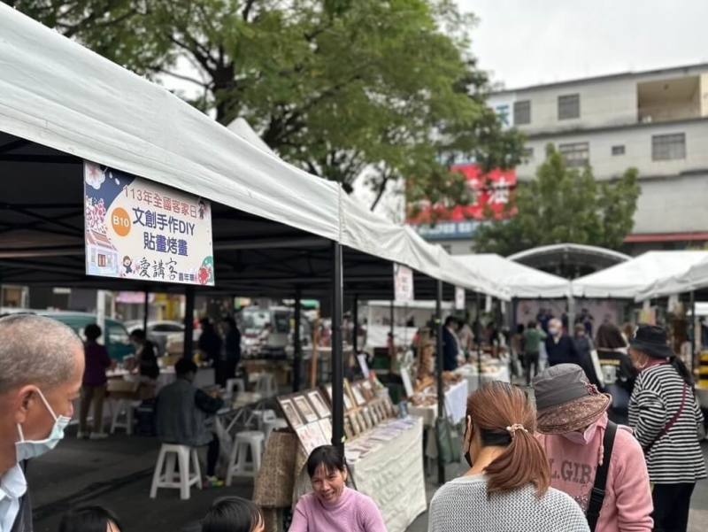 為響應全國客家日，高雄市政府客家事務委員會聯合多個學校與單位，28、29日在美濃文創中心廣場舉辦「愛講客嘉年華」活動，設置在地特色市集與各校教育闖關攤位，讓親子了解客語可以落實在學校教育與生活中。（高雄市政府客家事務委員會提供）