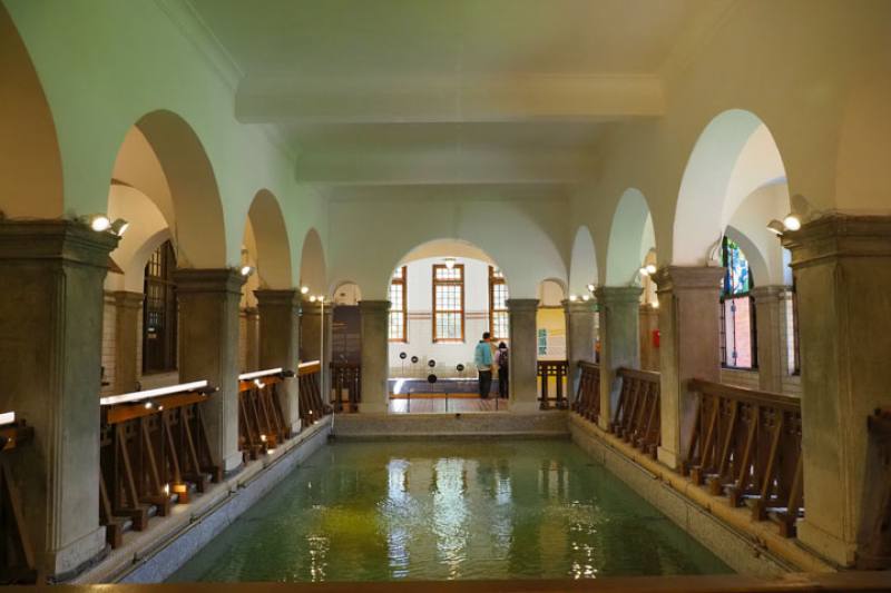 The Large Bath in the Beitou Hot Spring Museum features Roman-style columns, which confer a sense of grandeur.​​