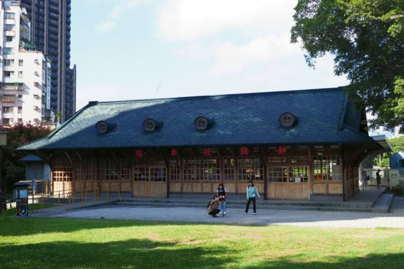 The building of the erstwhile Xinbeitou Station has been reassembled and restored after a checkered history. The only surviving station building of the old Tamsui Line, it attests to Taiwan’s history of rail transport over the past century.​​