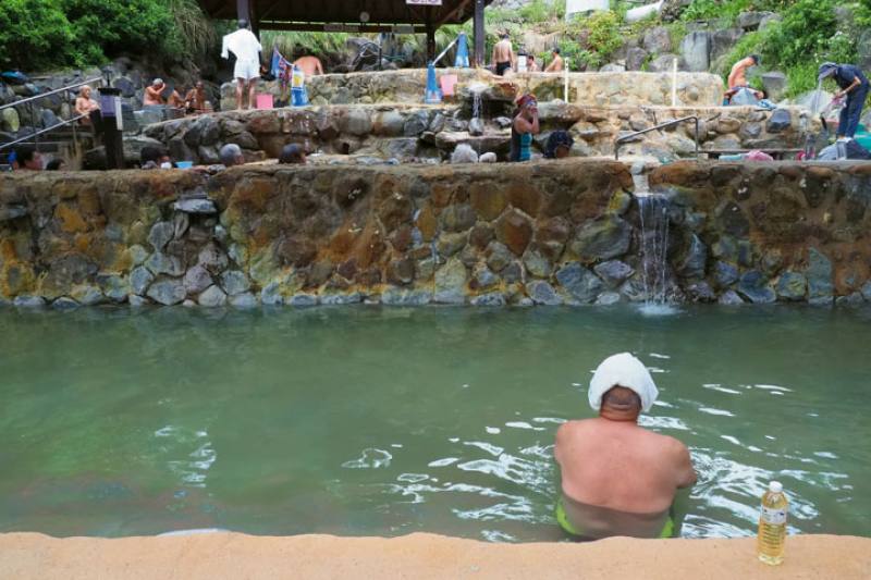 The water in the open-air spas at Beitou Park is drawn from Thermal Valley. Visitors come here to relax body and soul by soaking in the turquoise-colored springs. ​​