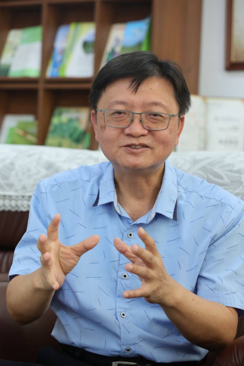 Yang Ta-chi, director of the Hualien District Agricultural Research and Extension Station, notes that organic agriculture is highly significant for the environment, and says that environmental protection and ecological conservation should be embedded in t