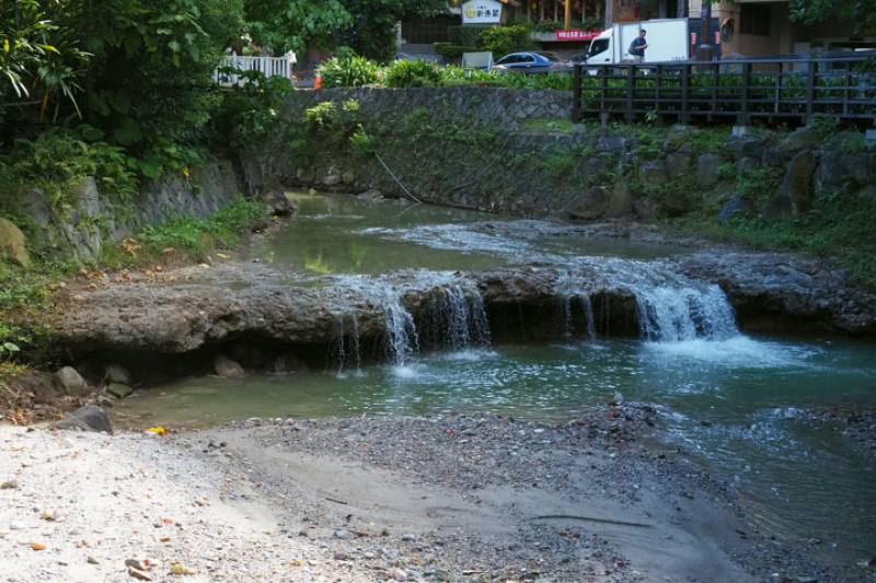 In the area below Thermal Valley, Beitou Creek flows down a series of cascades. The five small waterfalls are numbered sequentially from downstream to upstream.