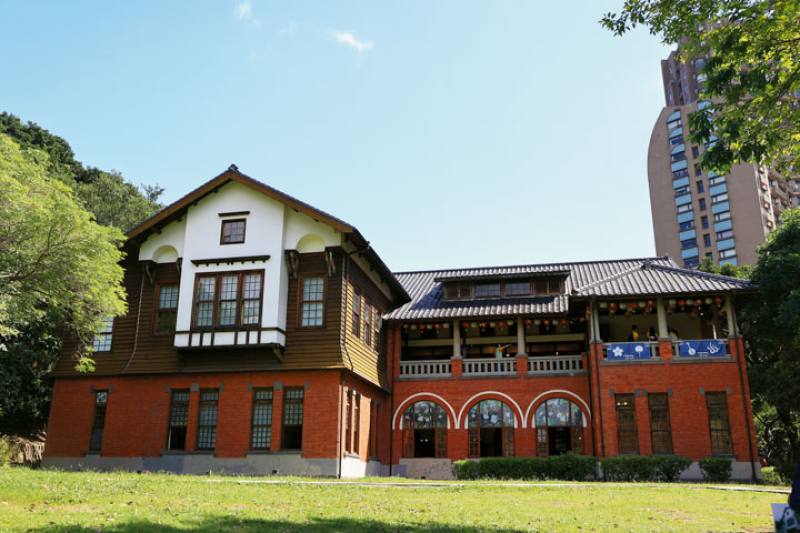 The two-story building of the Beitou Hot Spring Museum was a public bathhouse in the Japanese colonial era. Designed by Matsunosuke Moriyama, it combines Japanese and Western architectural elements. It was once the biggest public bathhouse in East Asia.