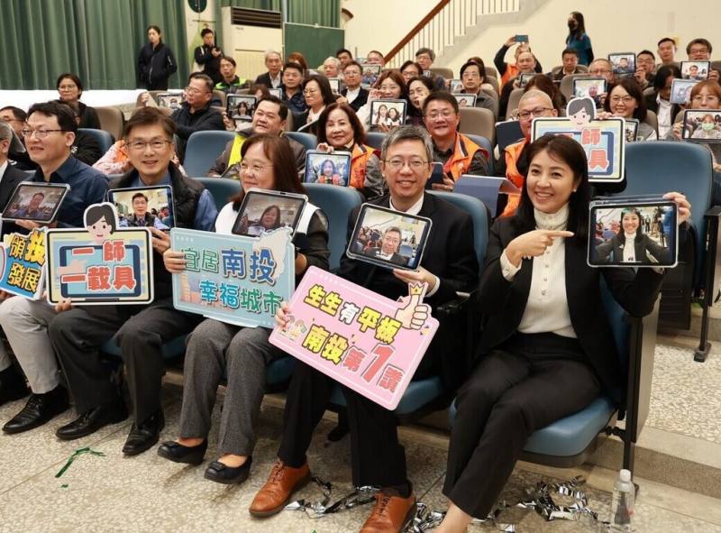 南投縣政府30日辦理「1師1載具、生生有平板」計畫啟動儀式，縣長許淑華（前右）說，縣府今年採購3777部平板，配發全縣非偏遠地區學校教師，成為全國首個達到全縣中、小學教師「1師1載具」縣市，後續加速補足提供非偏遠學校學生，達1生1部學習平板。（南投縣政府提供）