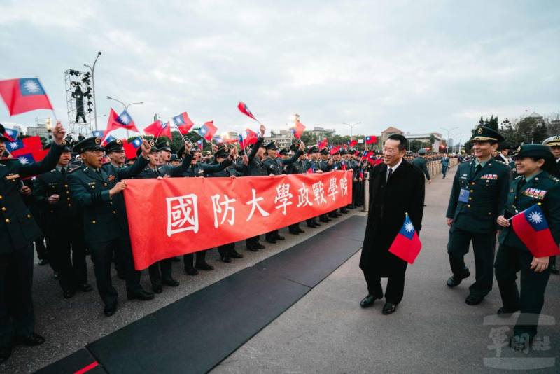 顧部長慰問軍校生，受到學生熱烈歡迎