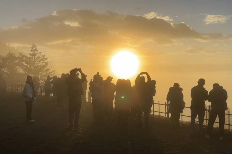 位在宜蘭的太平山國家森林遊樂區1日有許多遊客湧入，計畫迎接新年首道曙光，雖受天氣影響，第一道曙光沒有在預期時間見到，但上午7時還是有太陽從厚厚的雲海升起，乍現的美景讓遊客驚呼連連。（農業部林業及自然保育署宜蘭分署提供）