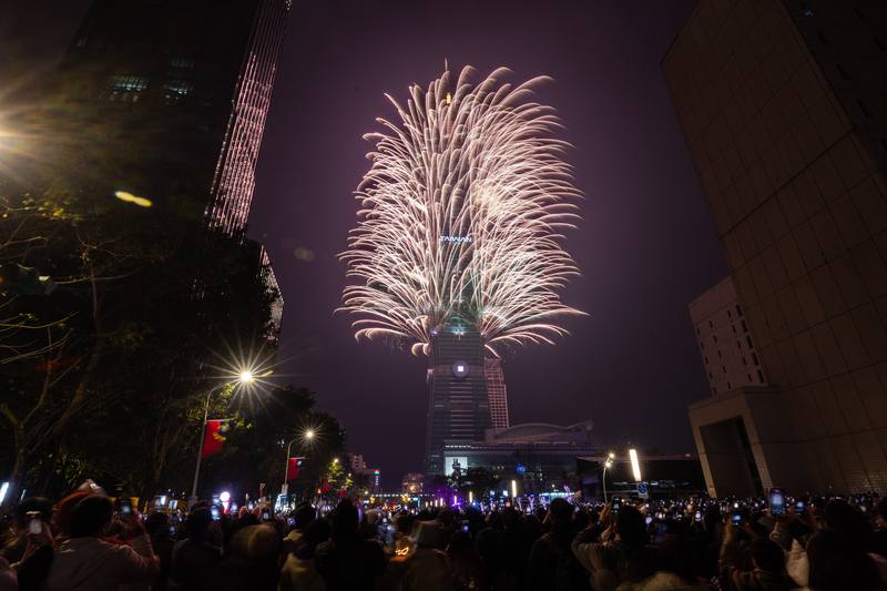 迎接2025年，台北101跨年煙火秀1日凌晨零時點亮夜空，帶來長達6分鐘、總共6大章節的精彩煙火，搭配音樂旋律令全場民眾熱血沸騰，為台灣大聲喝采