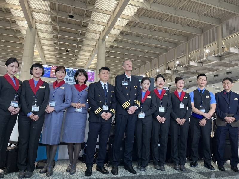 中華航空1日同步在桃園機場、高雄機場展示全新上線的女性褲裝制服，員工將可自由選擇要穿裙裝或褲裝，目前褲裝登記相當踴躍。圖為華航人員於高雄機場一字排開