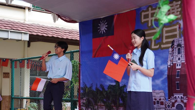 元旦升旗儀式結束後，雅加達台灣學校學生表演吟詩和歌唱，結束前帶領與會人士合唱「愛拚才會贏」，氣氛相當熱鬧