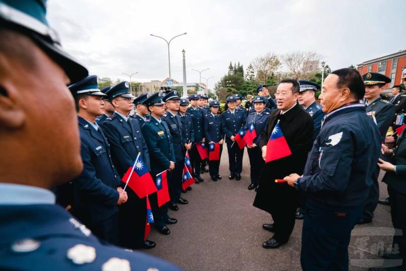 顧部長親切與軍校生互動