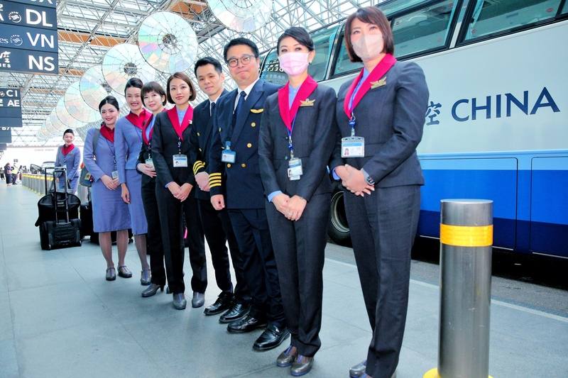 中華航空順應全球航空業趨勢，全新女性一線服務人員褲裝制服1日正式上線。有民眾受訪表示，褲裝看起來同樣是美觀大方，其他航空公司若能跟進也不錯