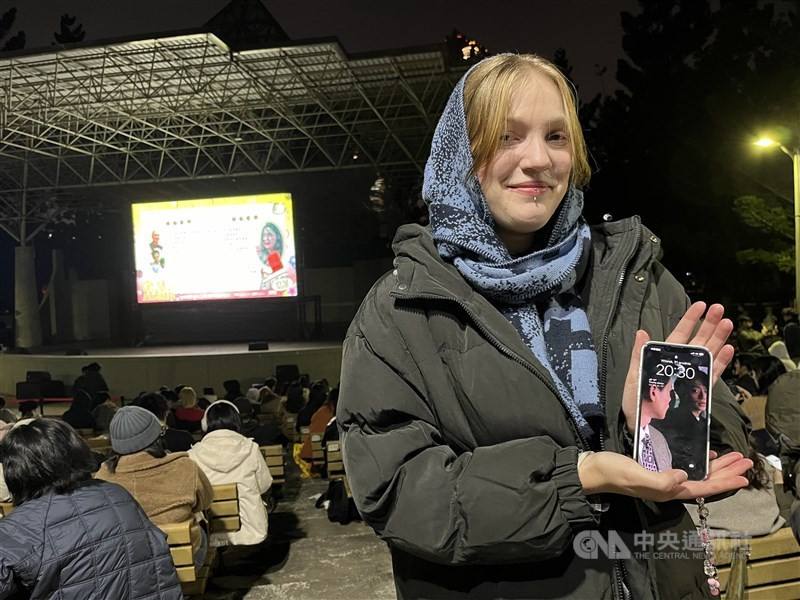 Lucyna, a fan of Tsai Ming-liang's films from Poland, shows the lock screen of her phone featuring a still from "Vive l'amour" at a screening event of the movie in Taipei Tuesday. CNA photo Dec. 31, 2024