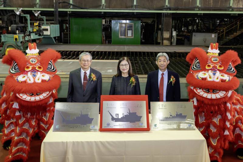 國家海洋研究院100噸級與300噸級海洋基礎資料調查船開工典禮31日在台船高雄廠舉行，海委會主委管碧玲（中）、國海院長陳建宏（左）及台船董事長黃正弘（右）等人出席。國海院指出，2艘調查船預計會在民國115年底完工。（國家海洋研究院提供）