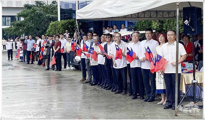 駐菲律賓代表處大使周民淦夫婦(右起1、2)與僑胞參加元旦升旗典禮