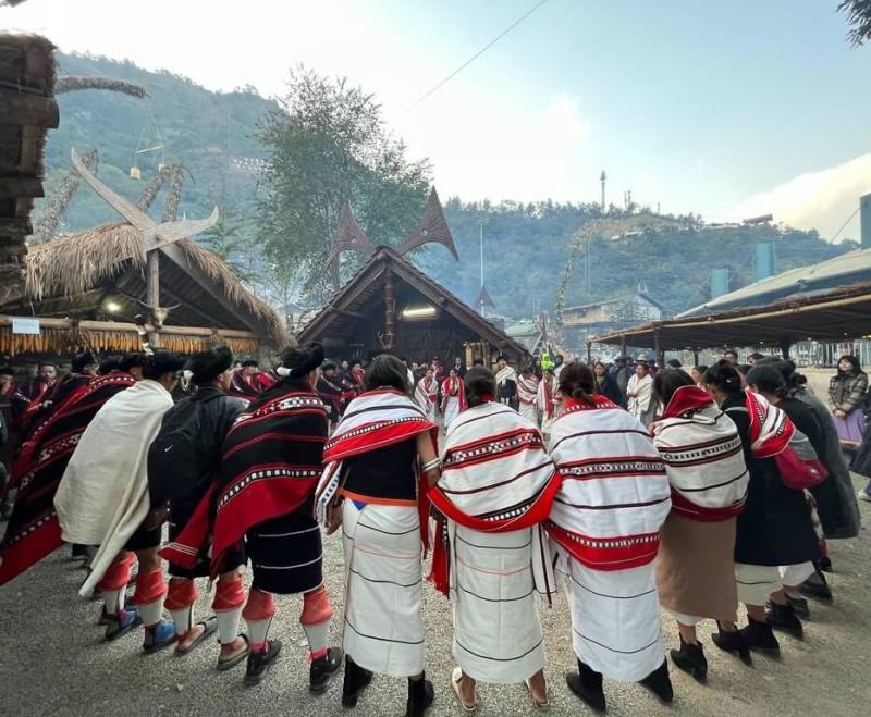 那加蘭（Nagaland）犀鳥季（Hornbill Festival）中，當地民眾以歌舞祈福（圖）。（駐印度代表處提供）