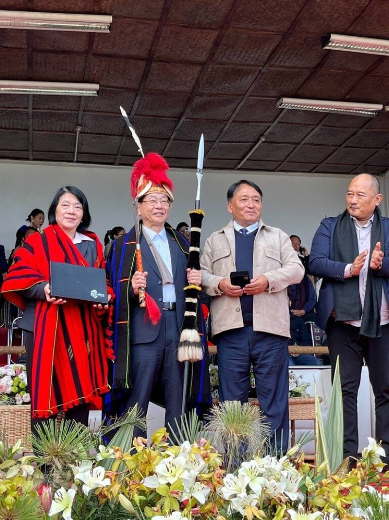 駐印度代表葛葆萱（左2）參加犀鳥季（Hornbill Festival），獲那加蘭（Nagaland）農業發展廳廳長賈密（Metsubo Jamir）致贈刀、劍、帽等物。（駐印度代表處提供）