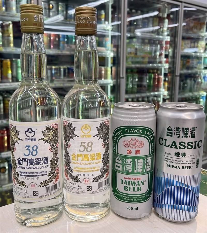 Taiwan manufactured alcohol, including Taiwan Beer and Kaoliang, are sold inside a convenience store in this CNA file photo