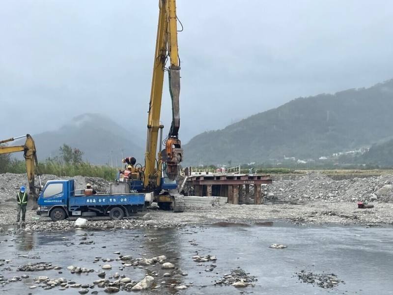 花蓮縣富里鄉崙天大橋因918地震受損重建，縣府在溪底搭建臨時便道，卻又遭颱風沖毀，經趕工修復，崙天便橋原鋼構部份延伸加長20公尺，增加流水寬度及斷面，預計15日完工通車。（富里鄉公所提供）