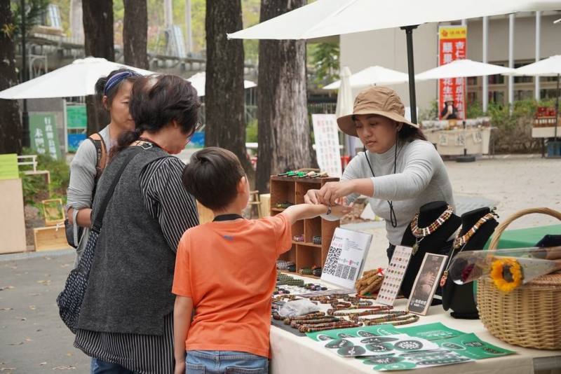 茂林國家風景區管理處表示，為期10個月的「山那邊的市集」將在高雄茂林、寶山率先登場，集結優質攤商、文化手作體驗及部落歌手，歡迎民眾參與。（茂林國家風景區管理處提供）