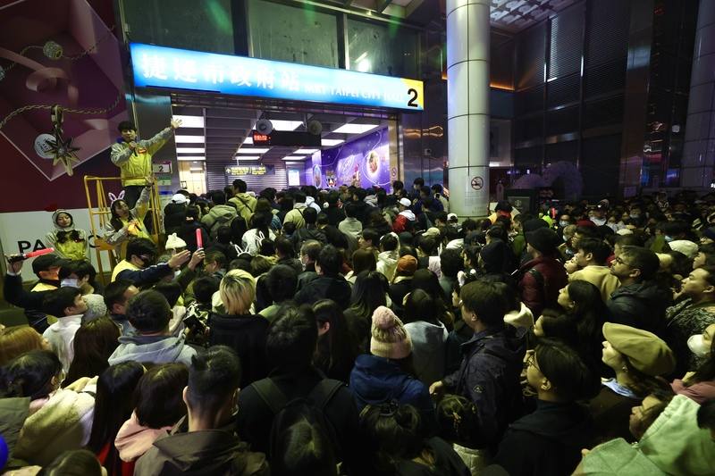 Large crowds gather at the entrance of MRT Taipei City Hall Station on New Year's Eve. CNA photo Jan. 1, 2025